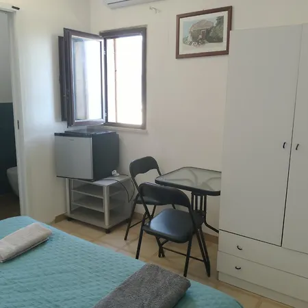 Dentro - Πανσιόν